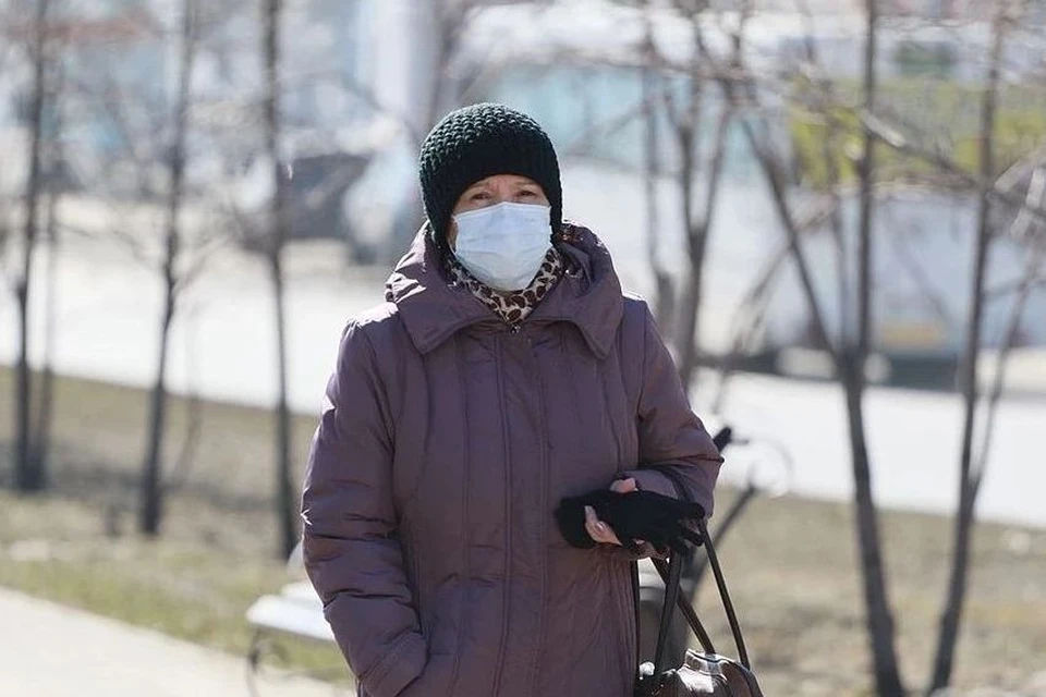 Женщина в маске в Алтайском крае.
