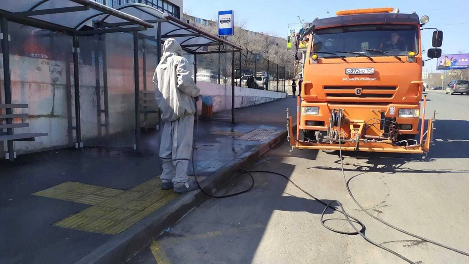 Улицы Владивостока обрабатывают дезинфицирующими растворами. Фото: МБУ «Содержание городских территорий»