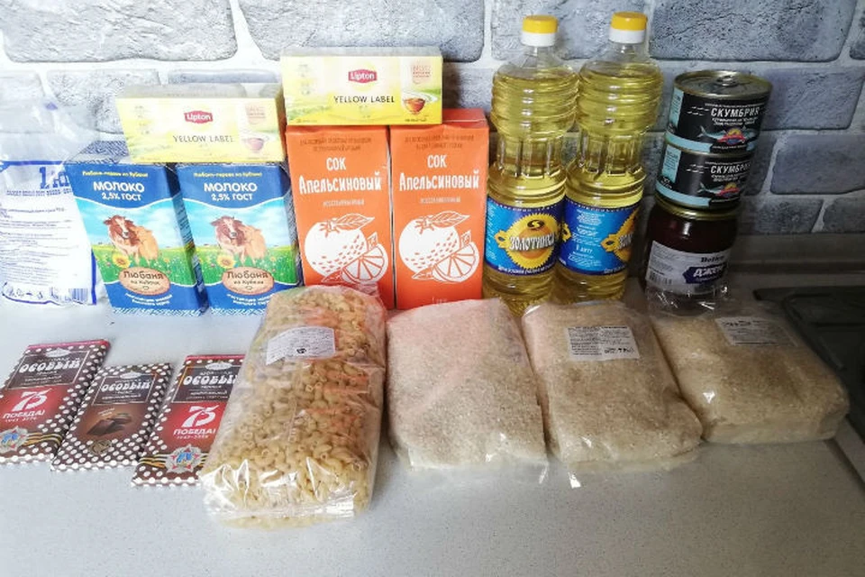 Петербуржцы показали продуктовые наборы для школьников, которые выдают на время самоизоляции