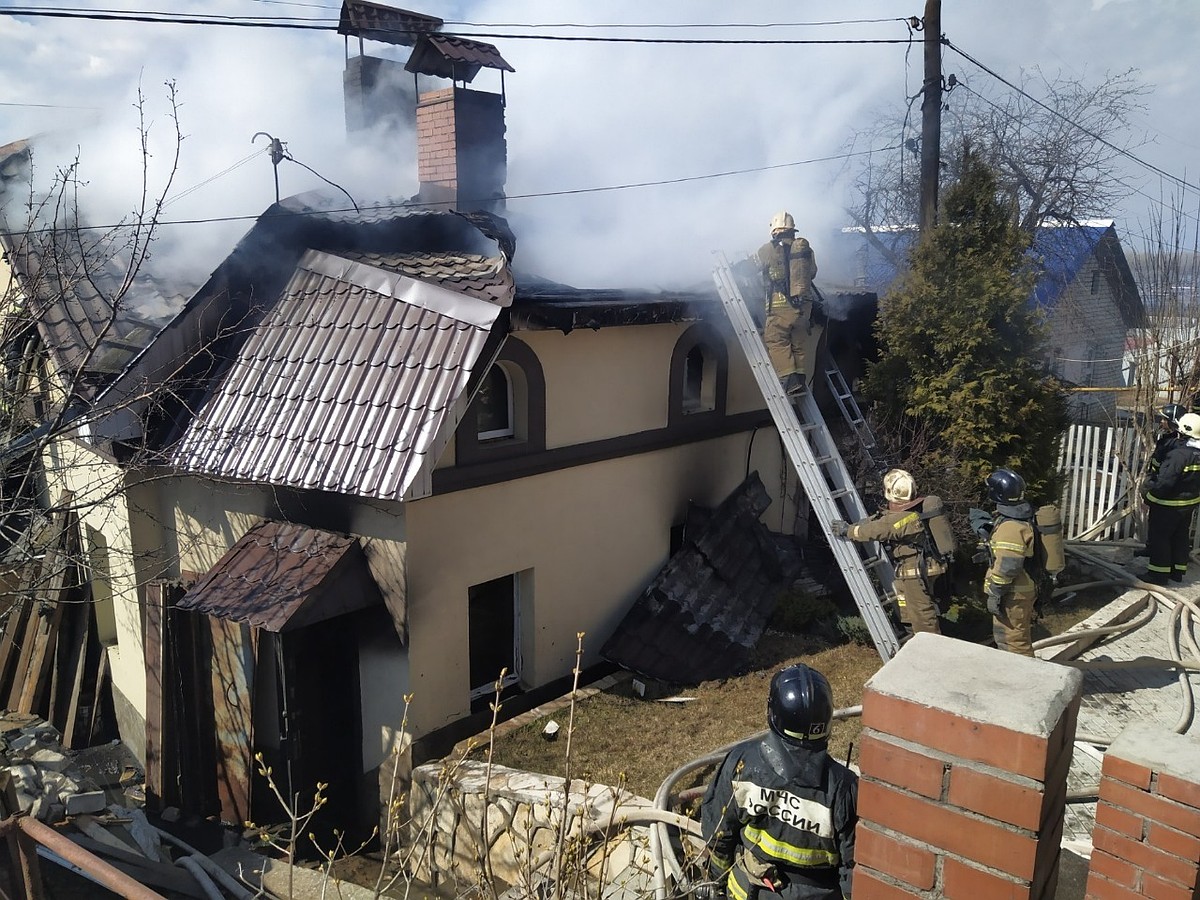 Пожар на Красной Глинке в Самаре: огонь охватил частный дом на площади 300  кв.м - KP.RU