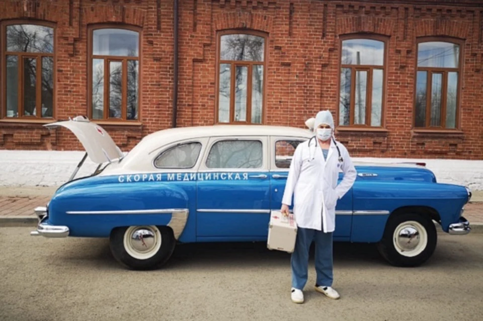Врач Владимир Тельнов воспользовался автомобилем, чтобы навестить на дому пациентов, находящихся на самоизоляции после заграничной поездки, и взять у них анализы на CОVID-19. Фото: пресс-служба Сысертской ГКБ.