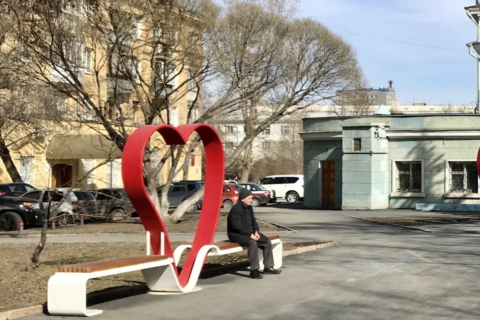 Как отметил Лев Владов, скамейка, несмотря на цену, не лучшего качества. Фото: Челябинский урбанист, vk.com