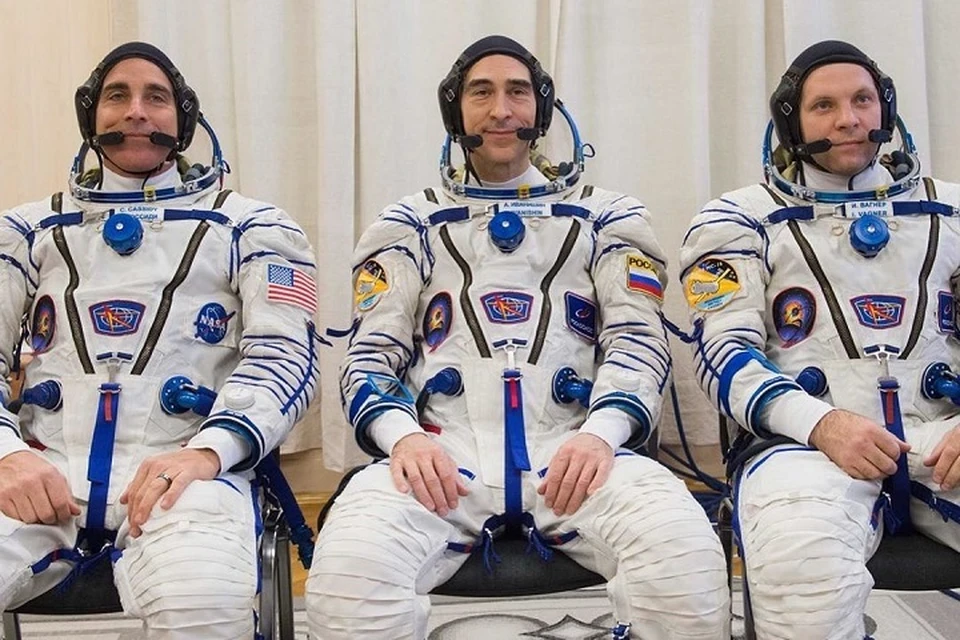 Иван Вагнер (крайний справа) впервые полетел в космос. Фото: Роскосмос / "Инстаграм"
