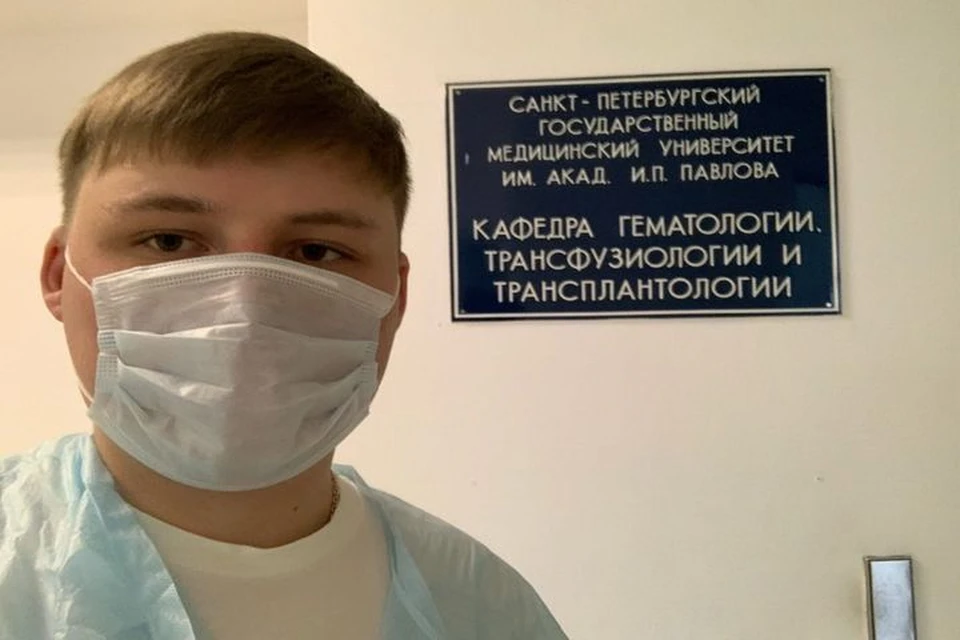 Парень готовится к пересадке его костного мозга, сдает анализы, консультируется с врачами в Санкт-Петербурге. Фото: Дмитрий ТРЕФИЛОВ.