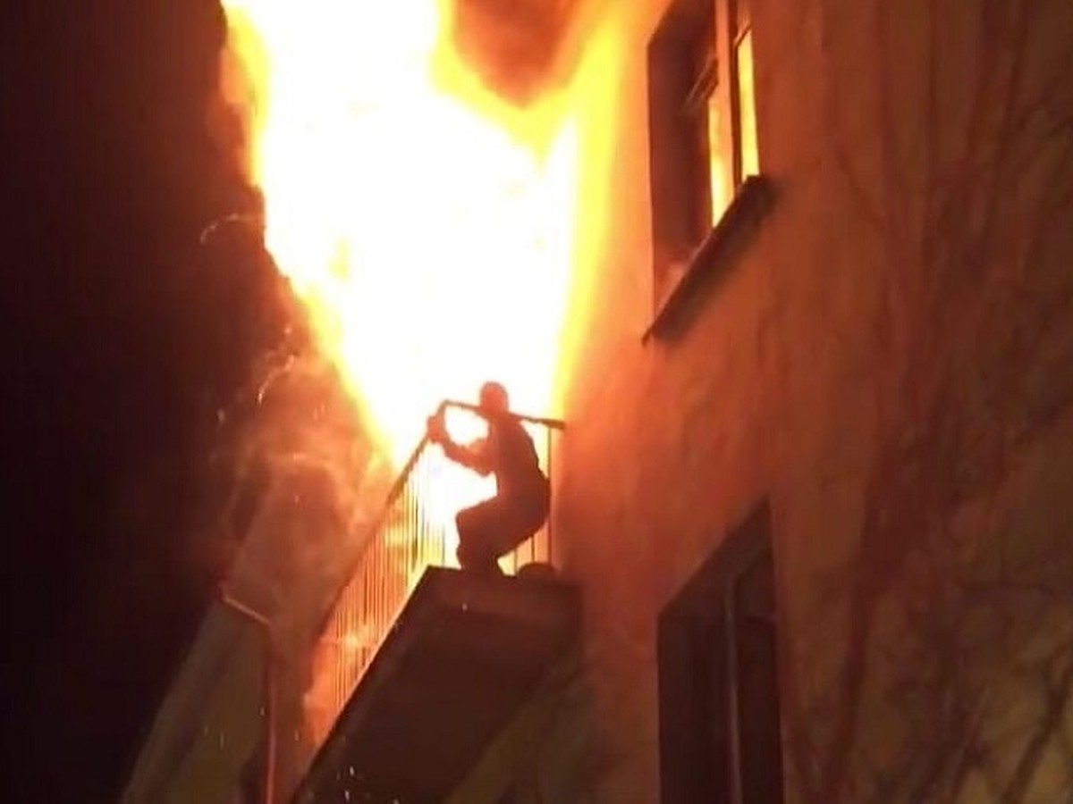 Сгоревший человек на балконе