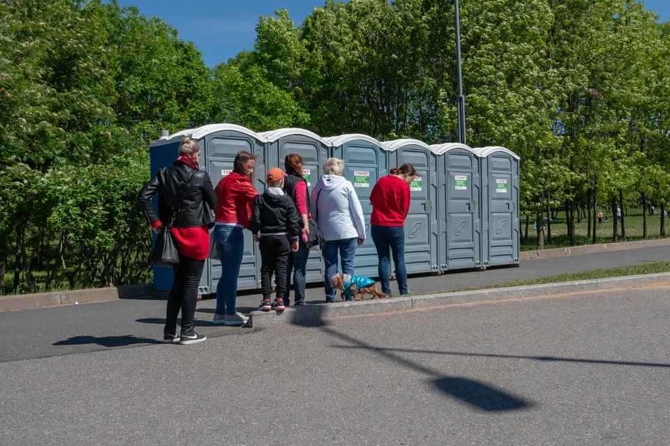 В Петербурге закрыли почти все общественные туалеты. Остались только кабинки.