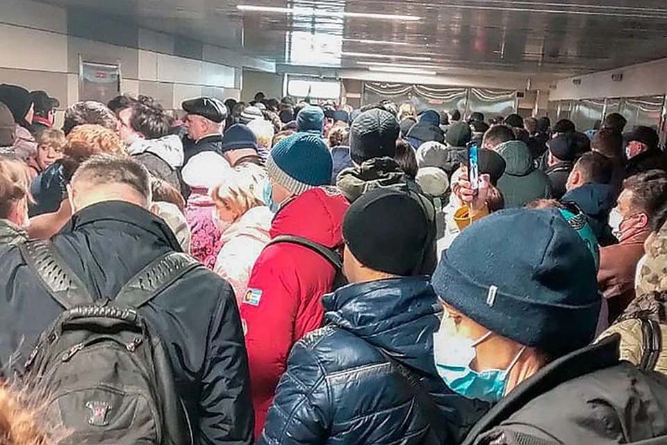 В первый же день, 15 апреля, москвичи столкнулись с проблемами - пробки на дорогах, очереди в метро. Фото: Ольга Кожокина/ТАСС