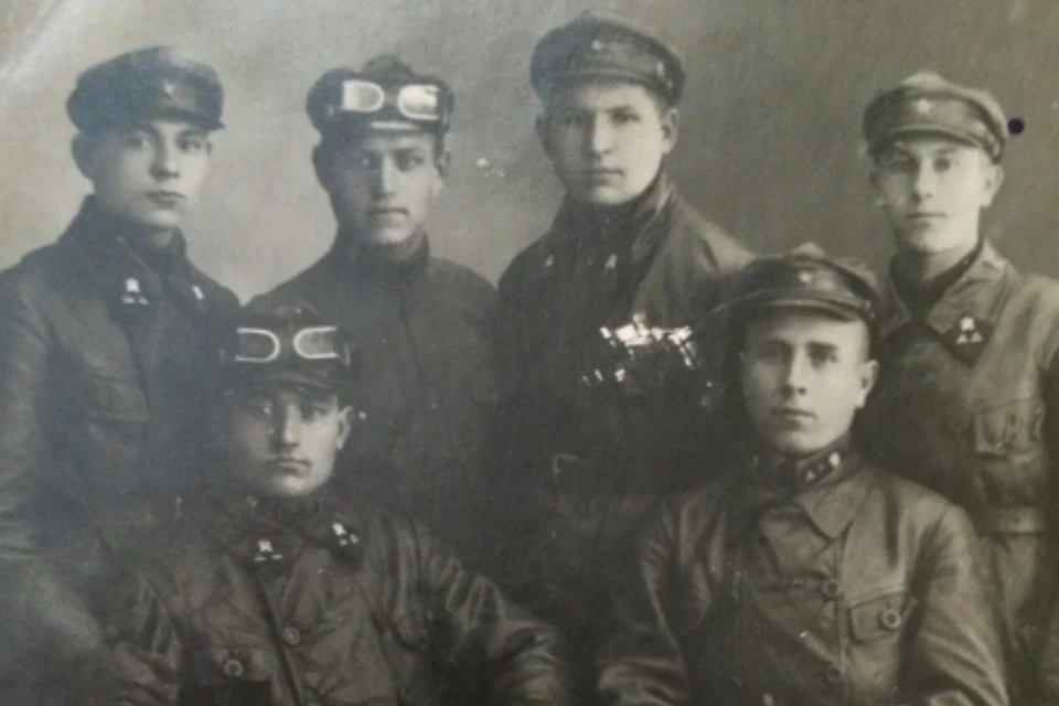 Сергей Маслов (крайний справа) попал на фронт в сентябре 1941 года.