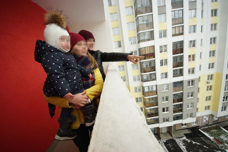 Во время самоизоляции жители Магнитогорска вынуждены гулять с детьми на своих балконах.