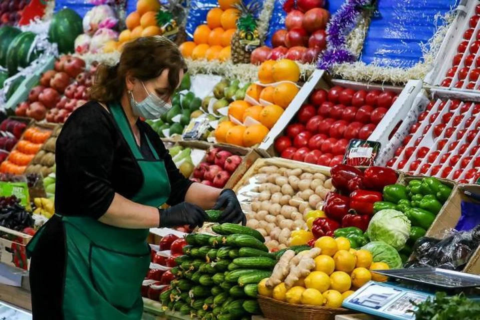 МЧС советует, вернувшись из магазина, овощи и зелень замачивать в воде на 10-15 минут. Фото: Антон Новодережкин/ТАСС