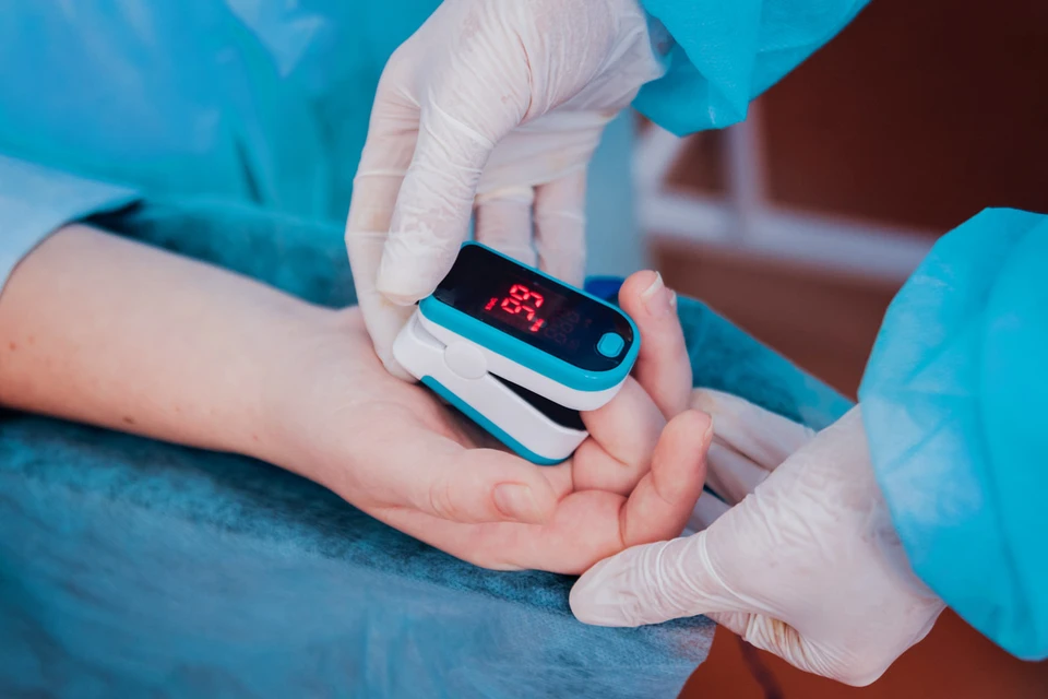 Пульсоксиметр позволяет определить уровень дыхательной недостаточности, показывая параметры насыщения крови кислородом