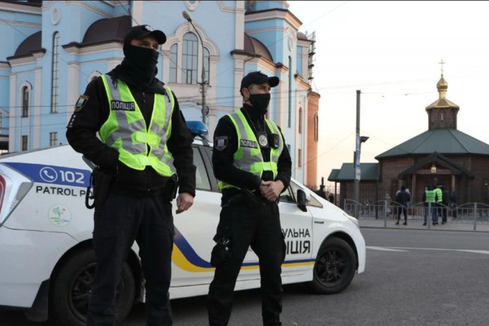 Украинские полицейские дежурили возле каждого храма и могли запросто пресечь нарушения карантина, но почему-то просто фиксировали их. Фото: dn.npu.gov.ua