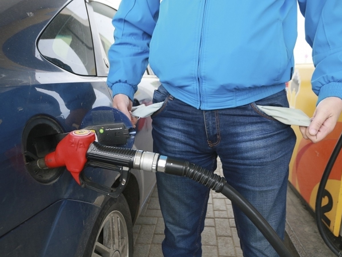 Экономист объяснил, почему бензин в России не дешевеет