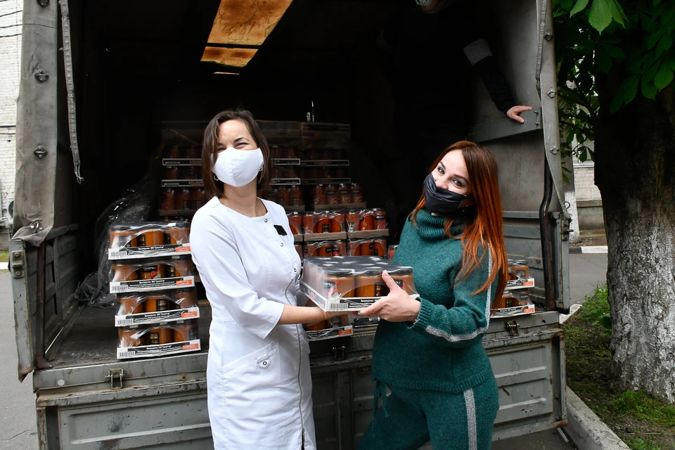 Анна Артемьева вместе с друзьями из консервного завода помогает разгружать соленья для медиков