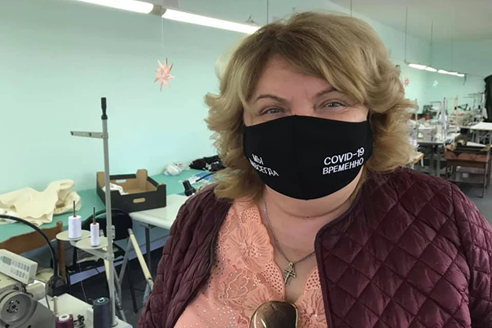 Дизайнерскую маску для Светланы Максимовой сшили мастерицы из Тверской области Фото: facebook.com/Светлана Максимова