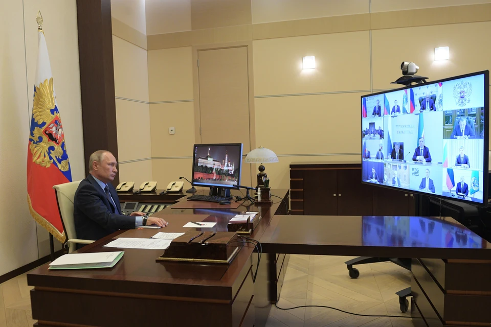 Президент Владимир Путин в Ново-Огарево во время совещания о ситуации в автомобильной промышленности. Фото: Алексей ДРУЖИНИН/ТАСС