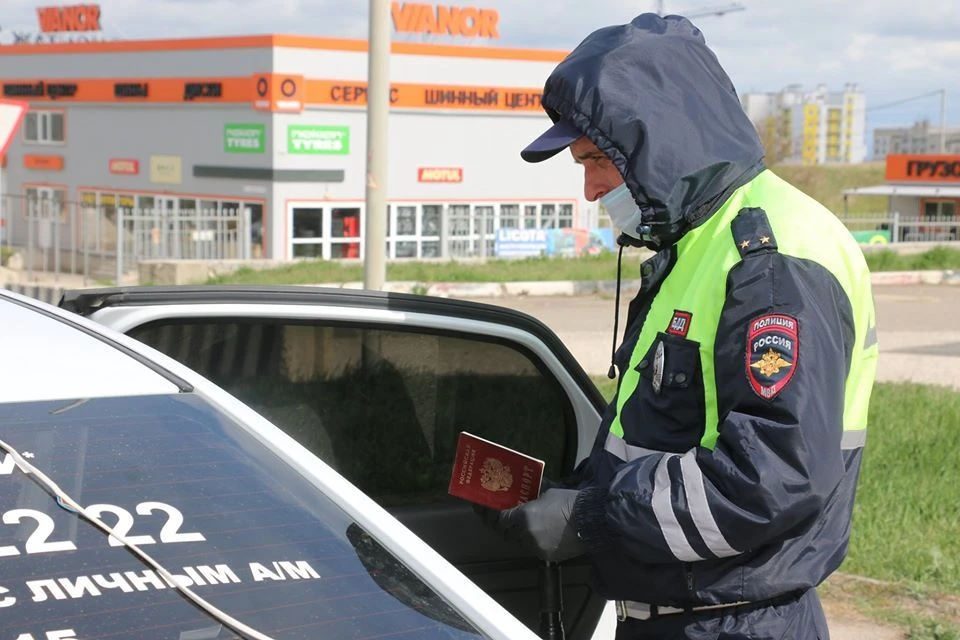 Полицейские устанавливают адреса, по которым отсановились приезжие. Фото: пресс-служба администрации Керчи