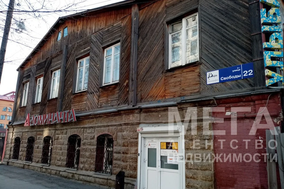 Первый этаж — нежилой, на втором — две квартиры