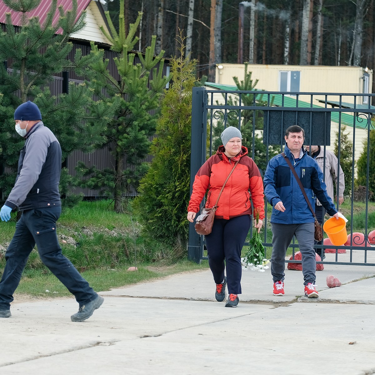 Будет скандал!»: Как журналистов «Комсомолки» пытались выгнать с Нового  Колпинского кладбища, которое работало на Радоницу - KP.RU