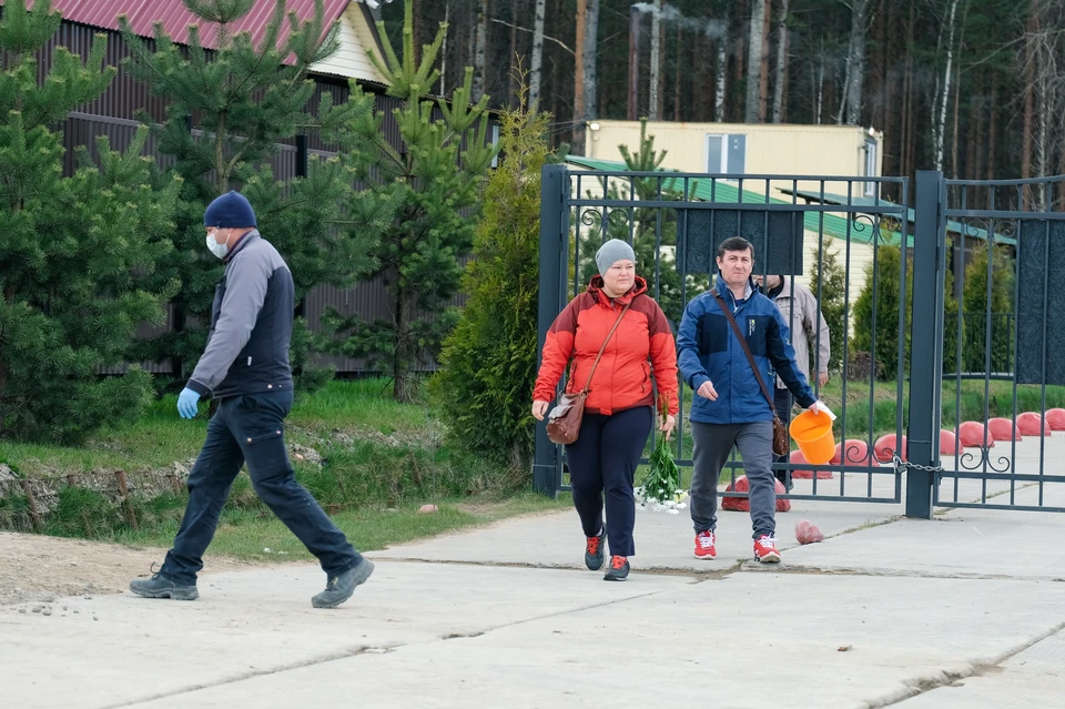 Люди заходили на кладбище в обход запертых ворот