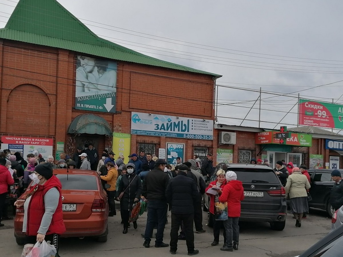 В Ливнах предприниматели устроили «митинг» возле закрытых ворот рынка -  KP.RU