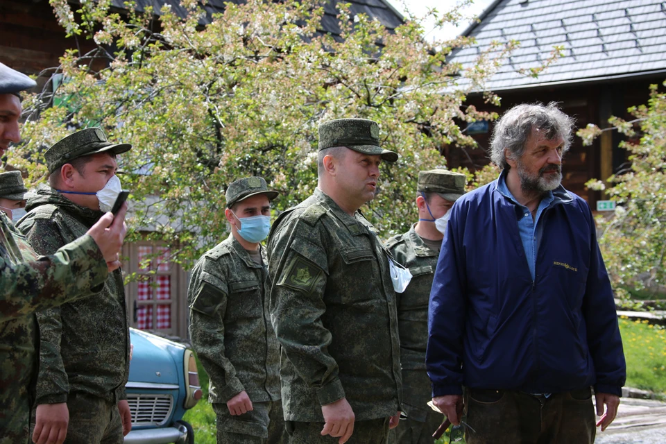 Известный сербский кинорежиссер Эмир Кустурица пригласил российских военнослужащих, которые разместились в городе Ужице, посетить свою этнодеревню Дрвенград.