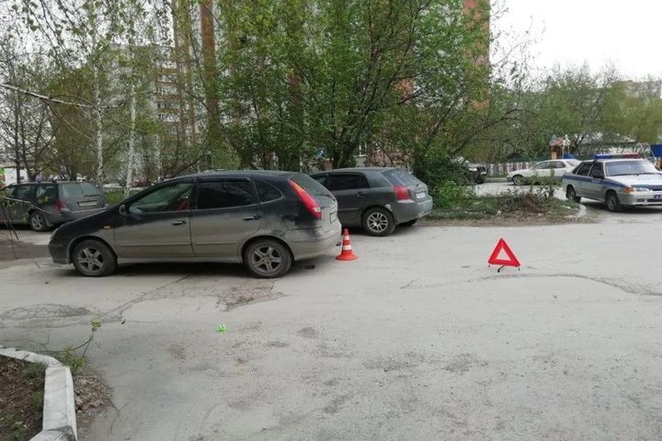 ДТП случилось во дворе одного из домов в Бердске. Фото: Госавтоинспекция Новосибирской области.