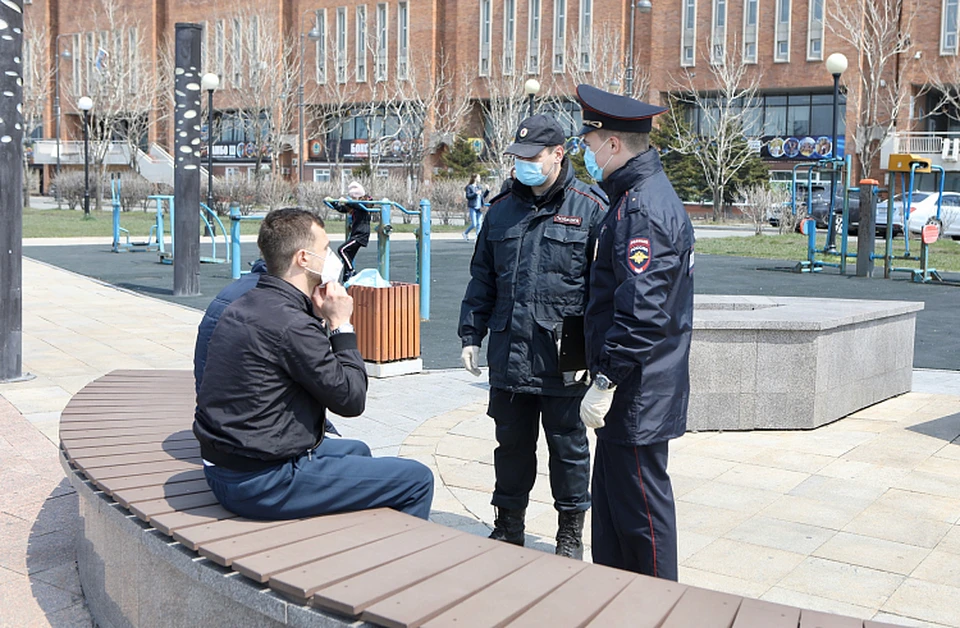 Полиция патрулирует набережную возле СК Олимпиец. Фото: Александр Сафронов