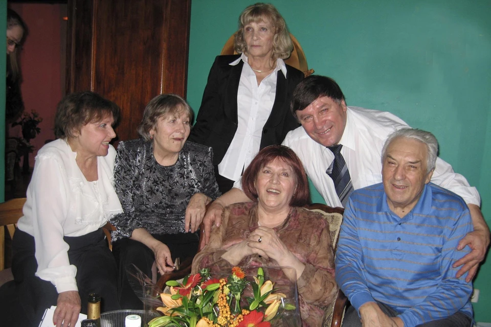На снимке: Нонна Мордюкова (в центре), слева направо - сестры Татьяна, Наталья и Людмила, братья Василий и Геннадий. Москва, Крылатское, 25 ноября 2007 года