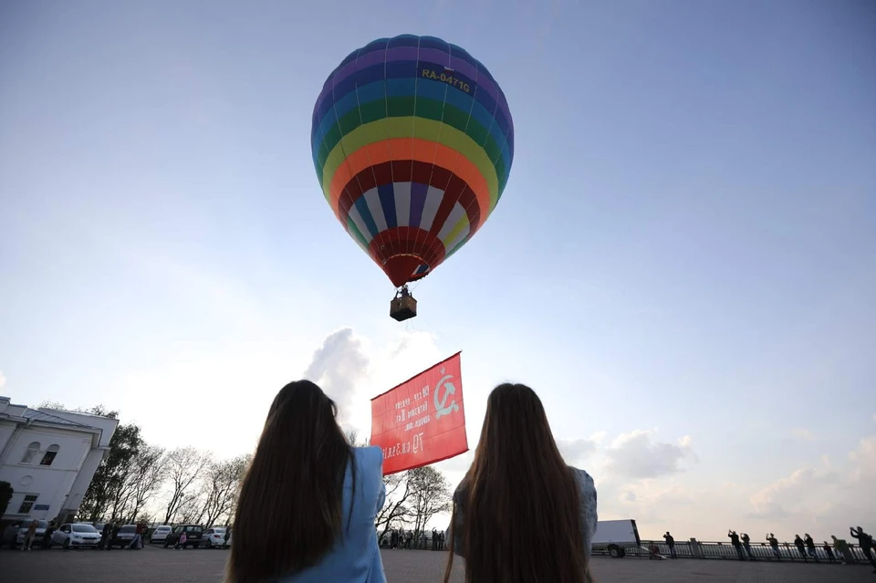Воздушный шар с 10-метровым Знаменем Победы начнёт свой полёт в 18.00 с Крепостной горы и пролетит над всем городом