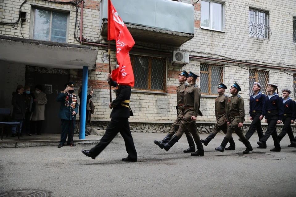 Для части ветеранов провели маленькие парады — во дворе перед домом