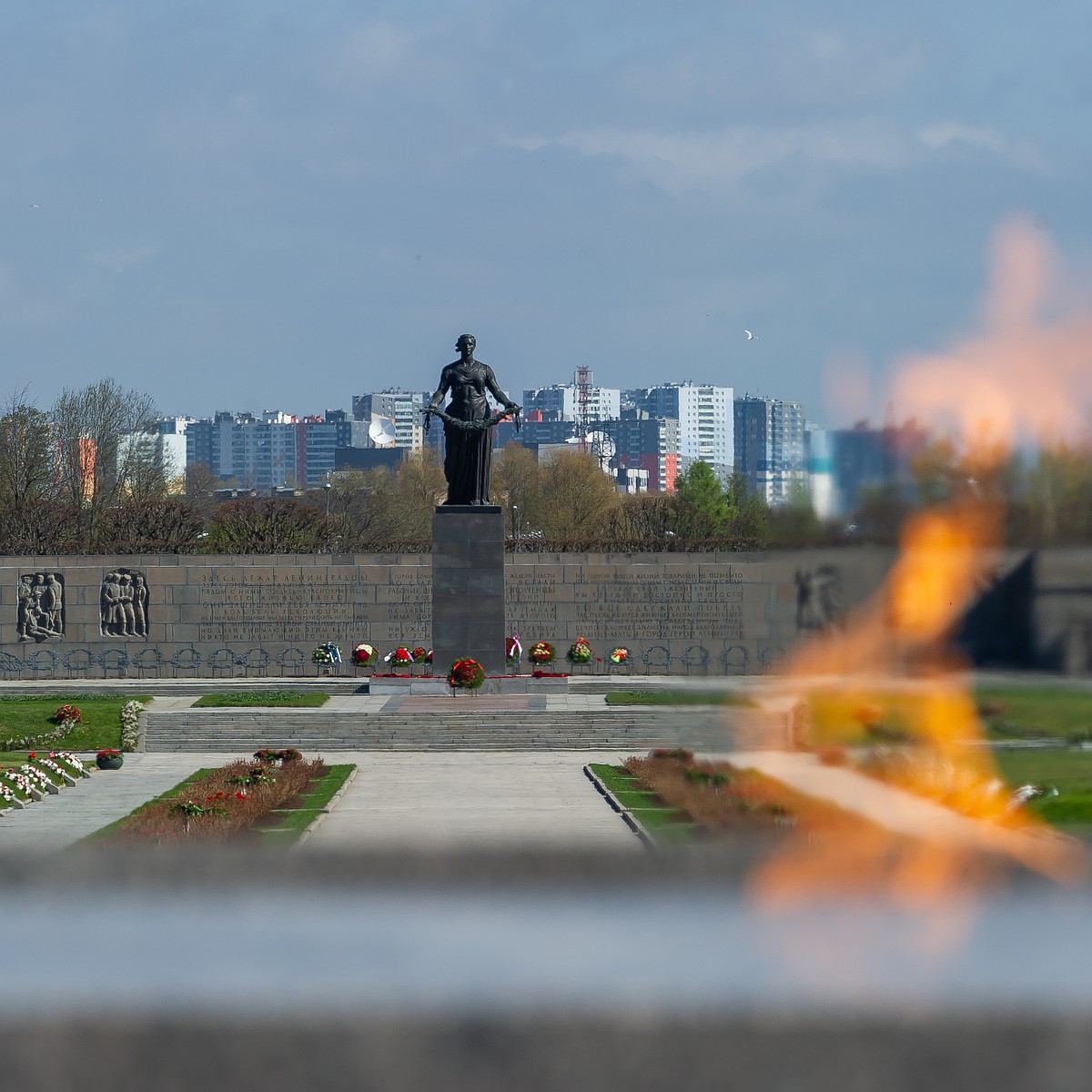 Петербуржцам пришлось передавать цветы к Вечному огню на Пискаревском  кладбище через работников мемориала - KP.RU