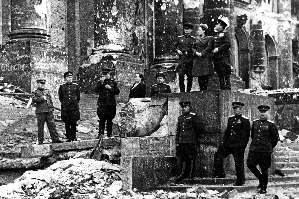 Советские офицеры на развалинах Рейхстага.