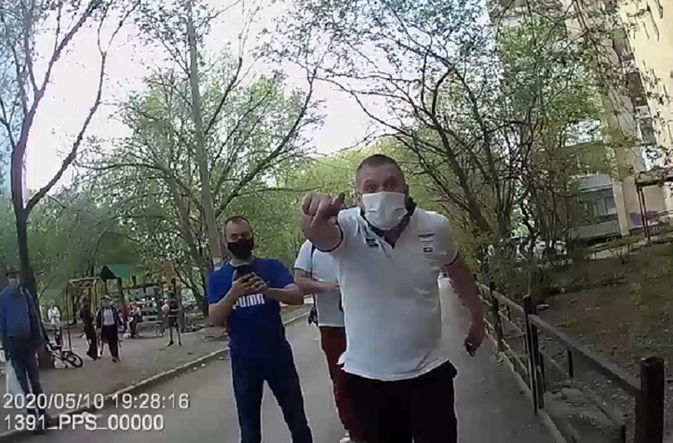Этому мужчине брызнули в лицо газом. Фото: скриншот видео