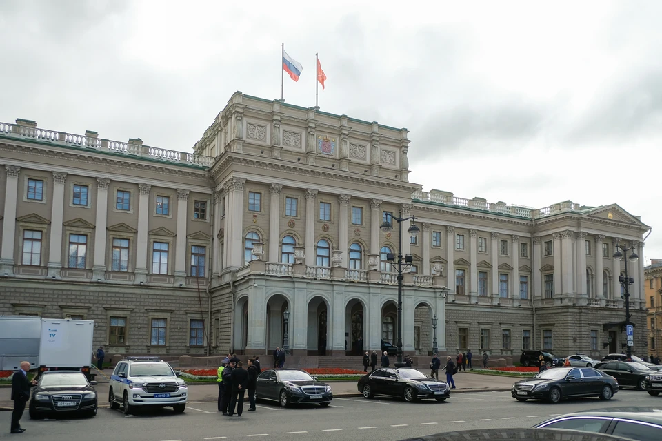 Законодательное собрание санкт петербурга. Заксобрание Санкт-Петербурга. Петербургский парламент. Заксобрание СПБ фото. Здание Законодательного собрания в городе Гатчина.