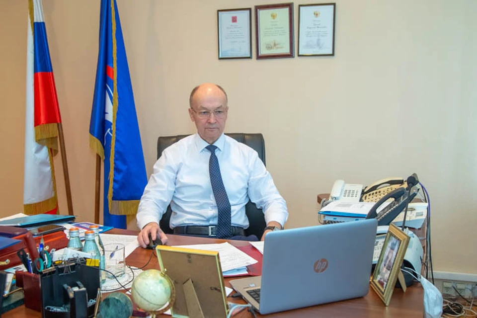 Председатель ЗС Владимир Киселёв вел заседание из своего кабинета