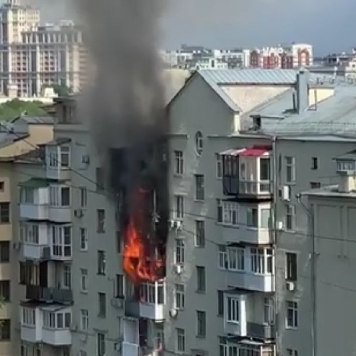 Пожар в доме на Фрунзенской набережной: Один человек погиб, полыхает  несколько балконов - KP.RU