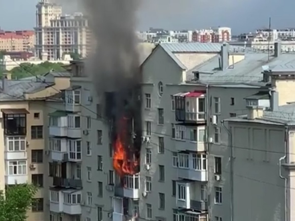 Пожар в доме на Фрунзенской набережной: Один человек погиб, полыхает  несколько балконов - KP.RU