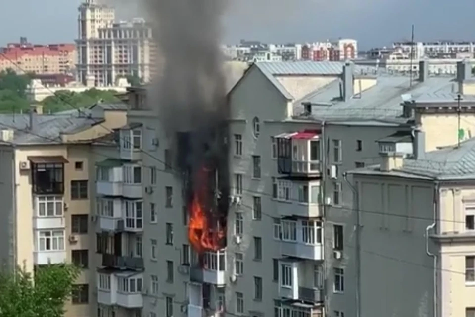 В центре Москвы горит "сталинка"