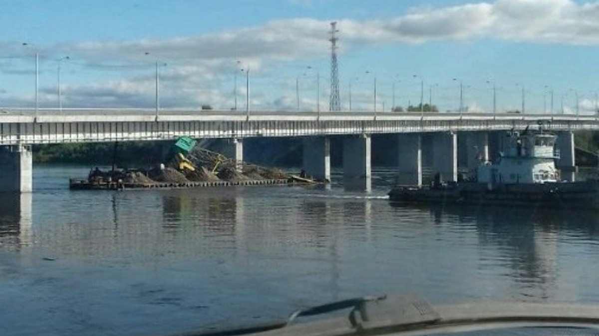 Еще полметра - и ушла бы на дно». В Прикамье баржа врезалась в мост через  Каму - KP.RU