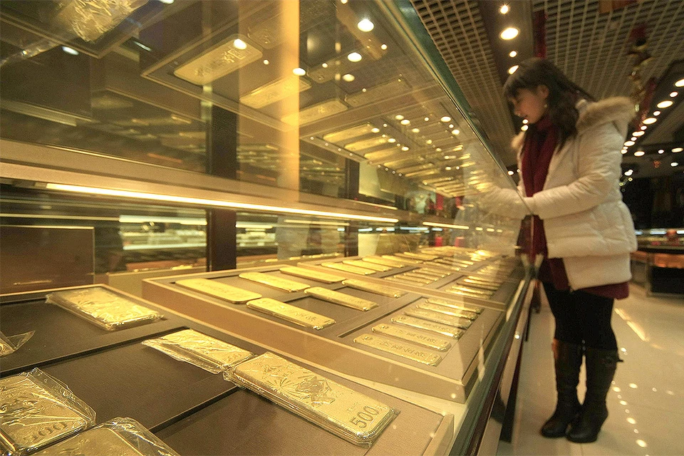 Витрина с золотыми слитками в магазине Шанхая, Китай.