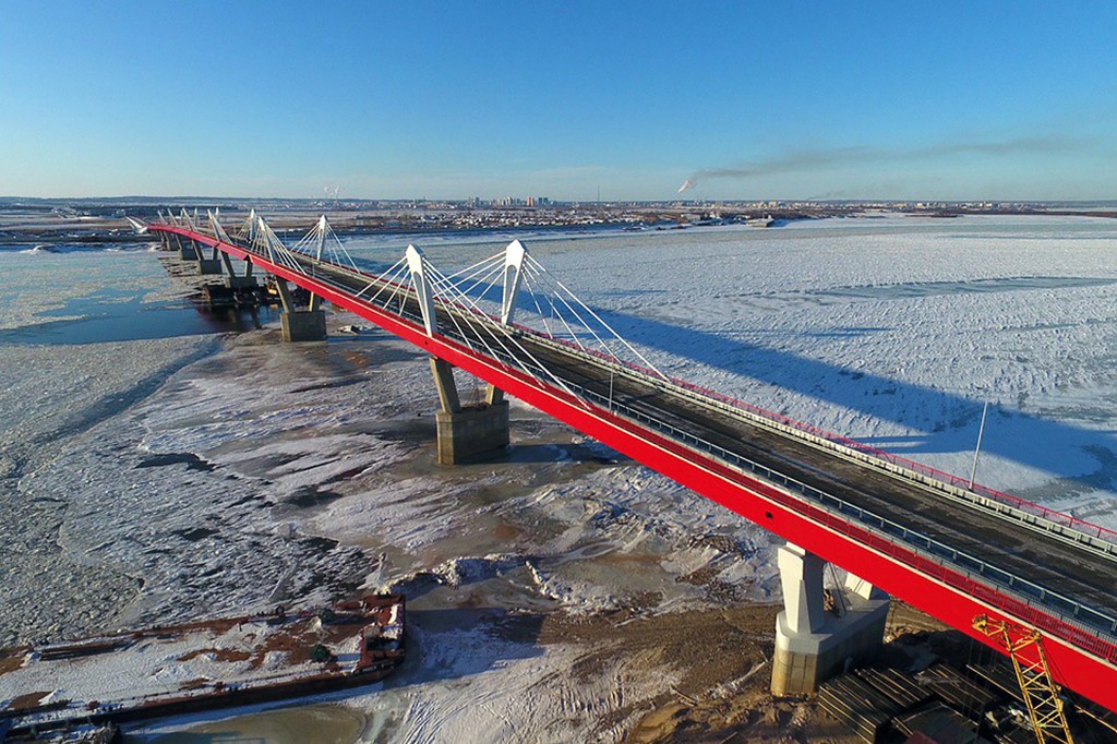 Мост достроили, но открыть не успели.