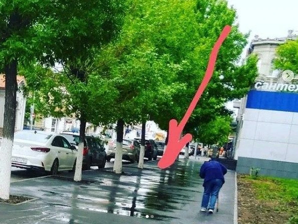 На правильно уложенном тротуаре не должна скапливаться вода. Фото из Instagram Ольги Сокольской