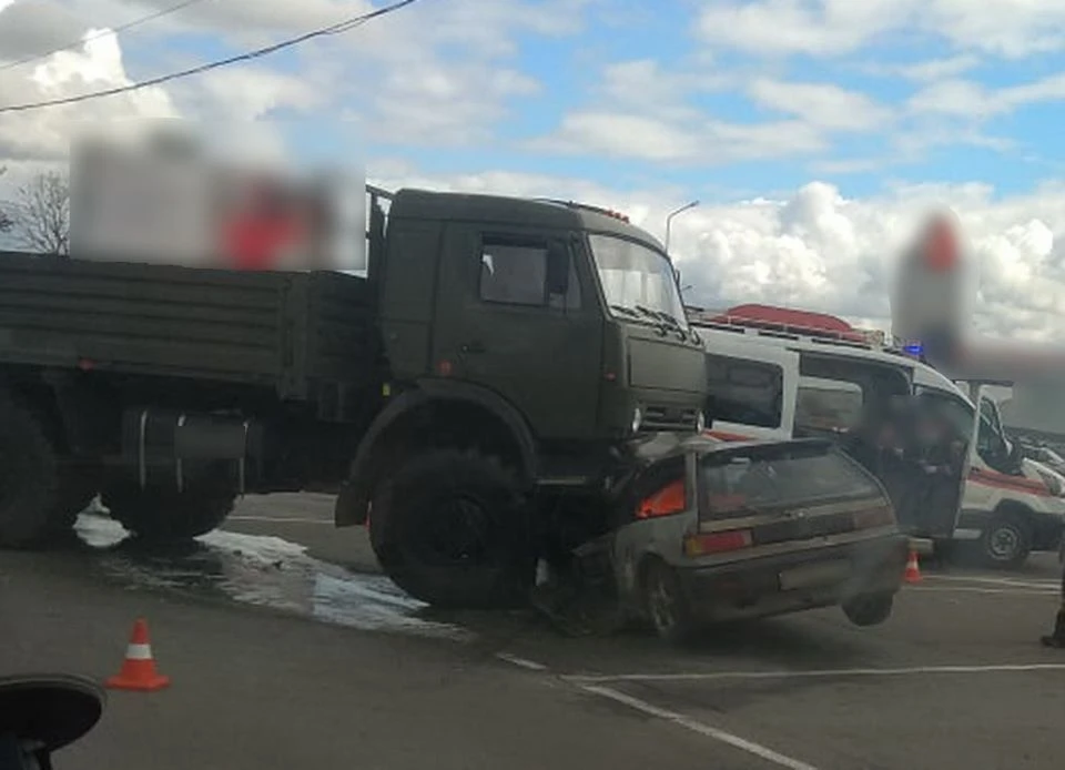 Шансов устоять перед тяжелым грузовиком у легковушки не было.