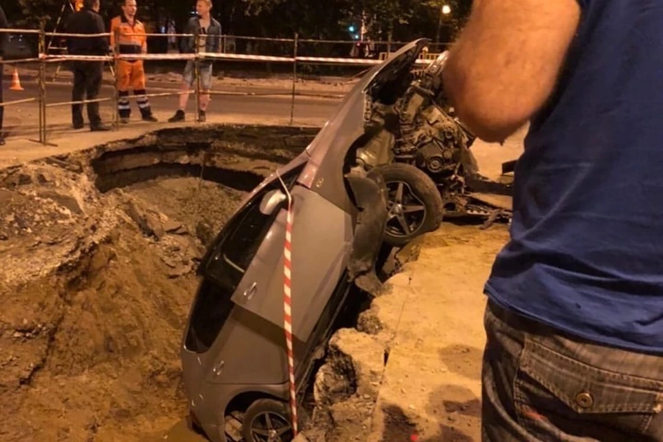 Полицейские устанавливают причины ДТП с упавшим в яму автомобилем в Кемерове. Фото: Инцидент Кемерово/ vk.com