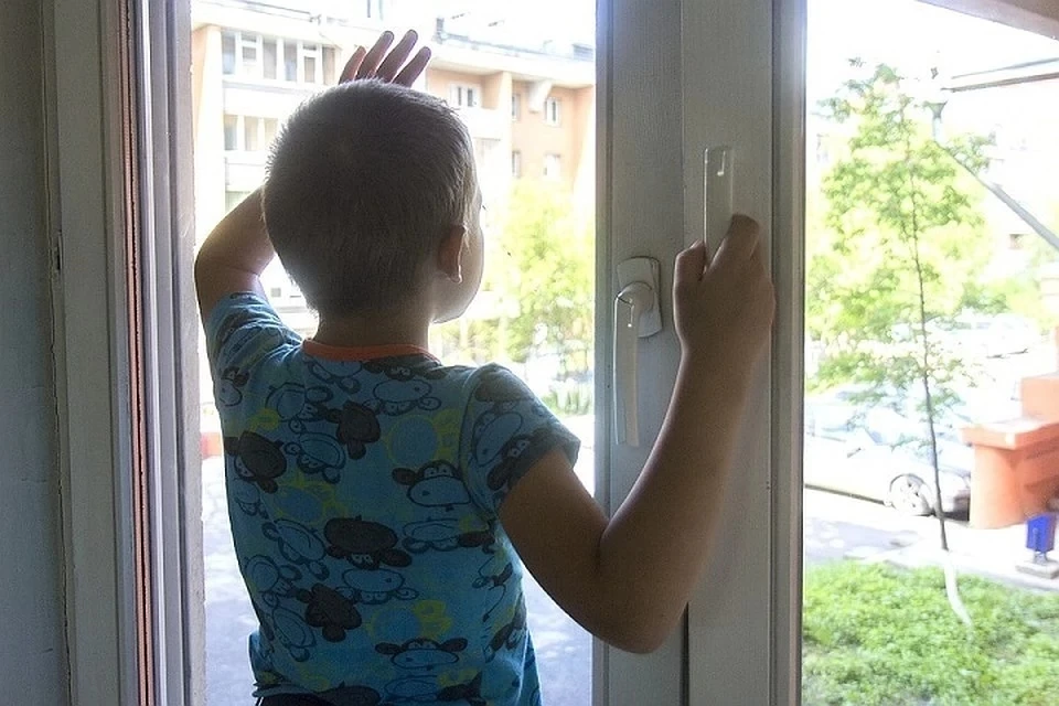 Днем, 18 мая, в Заельцовском районе Новосибирска из окна выпал 4-летний мальчик.