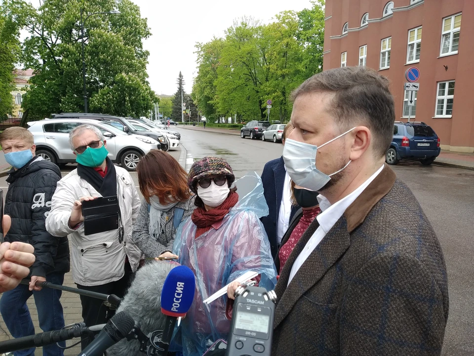 Брифинг Ильи Баринова прошел возле здания правительства Калининградской области.