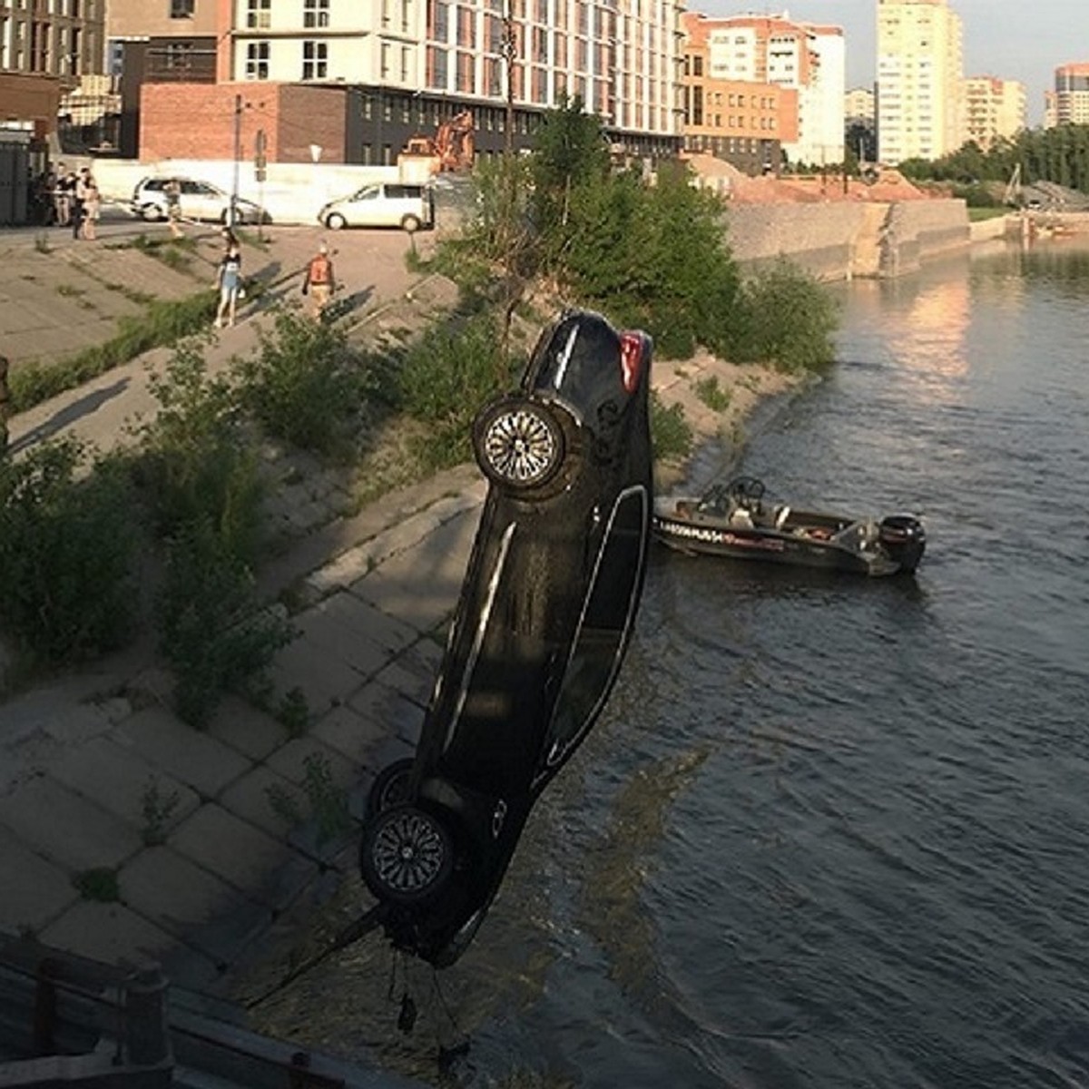 Появилось видео, как из реки доставали дорогую иномарку, скатившуюся туда с  парковки - KP.RU