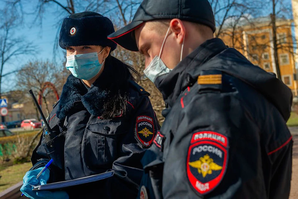 Полицейские проводят проверку.