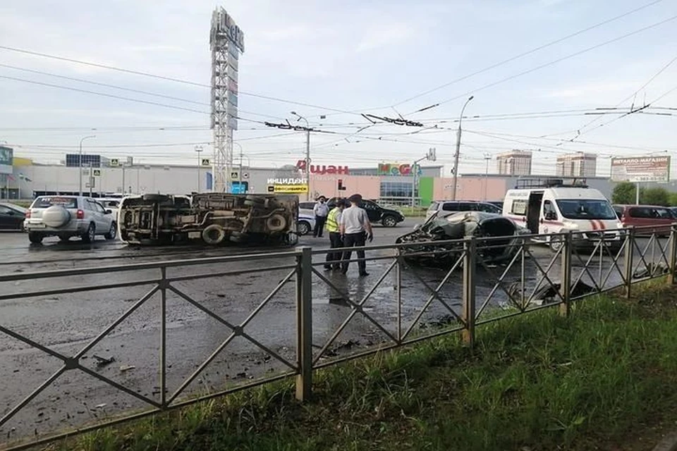Водитель иномарки даже не тормозил перед тем, как влетел в грузовик. Фото: «Инцидент Новосибирск»